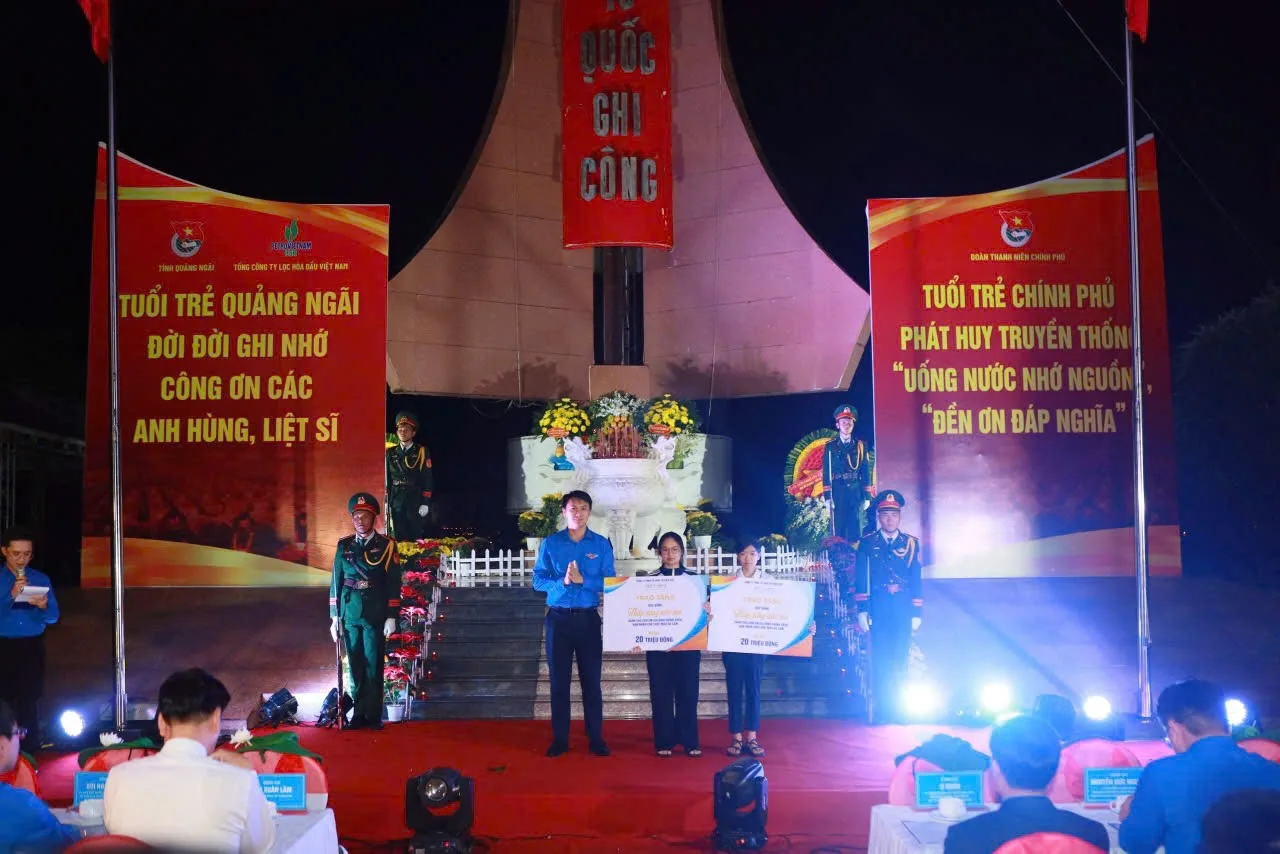 VIET EVENT ĐỒNG HÀNH CÙNG HỌC BỔNG "THẮP SÁNG ƯỚC MƠ" TẠI QUẢNG NGÃI